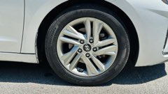 Hyundai Elantra — view 4